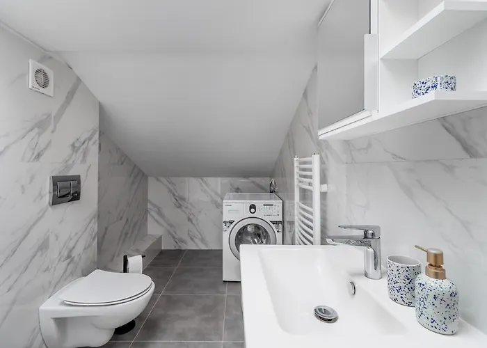 Close-golden - Old Town - Marcinkowskiego #1